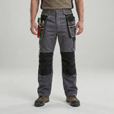 Worker kneeling in Bauskydd B111 cargo pants with knee-pad pockets