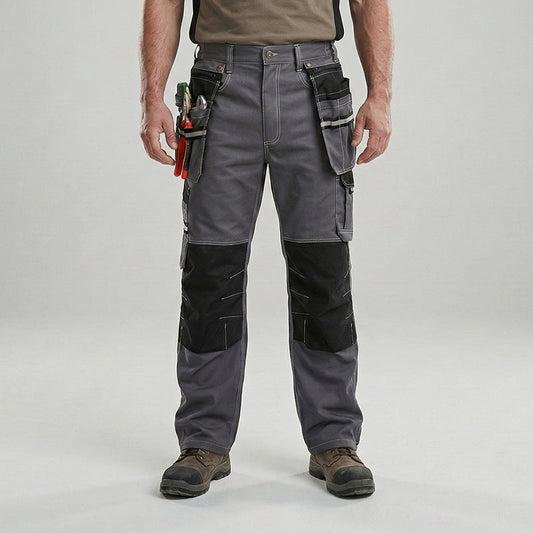 Worker kneeling in Bauskydd B111 cargo pants with knee-pad pockets