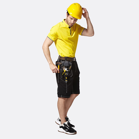 Worker wearing Bauskydd B219 utility shorts outdoors on a job site